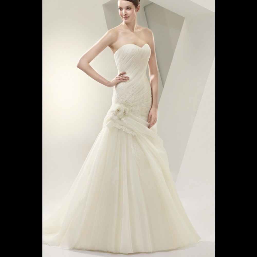 Ivory Enzoani Wedding Gown - Picture 2 of 12
